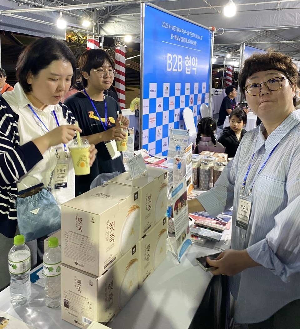 Koreas sterke produkter på det internasjonale markedet vises frem på Lam Vien-plassen i Da Lat.