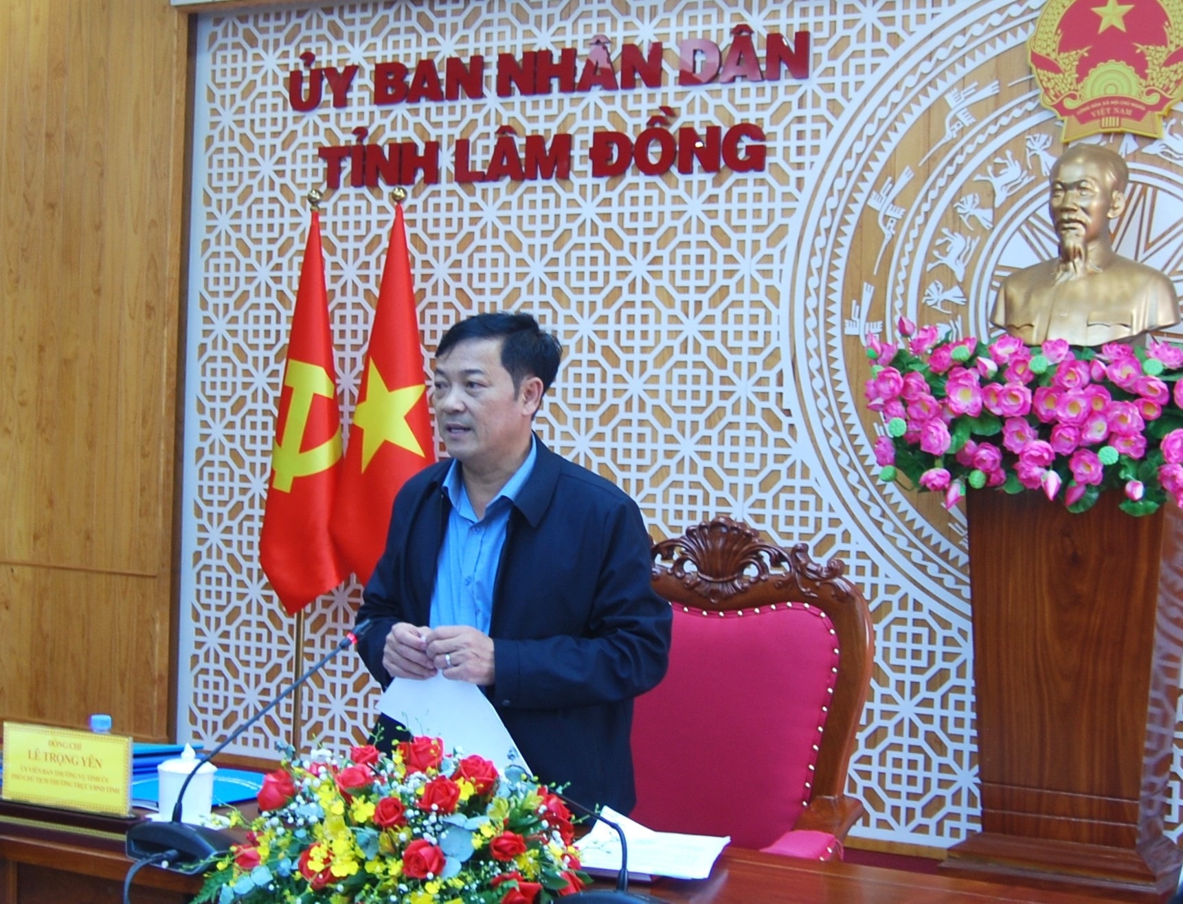 សមាជិកគណៈកម្មាធិការអចិន្ត្រៃយ៍នៃគណៈកម្មាធិការប្រជាជនខេត្ត អនុប្រធានគណៈកម្មាធិការអចិន្ត្រៃយ៍គណៈកម្មាធិការប្រជាជនខេត្ត Lam Dong លោក Le Trong Yen ប្រធានអង្គប្រជុំ (១).jpg
