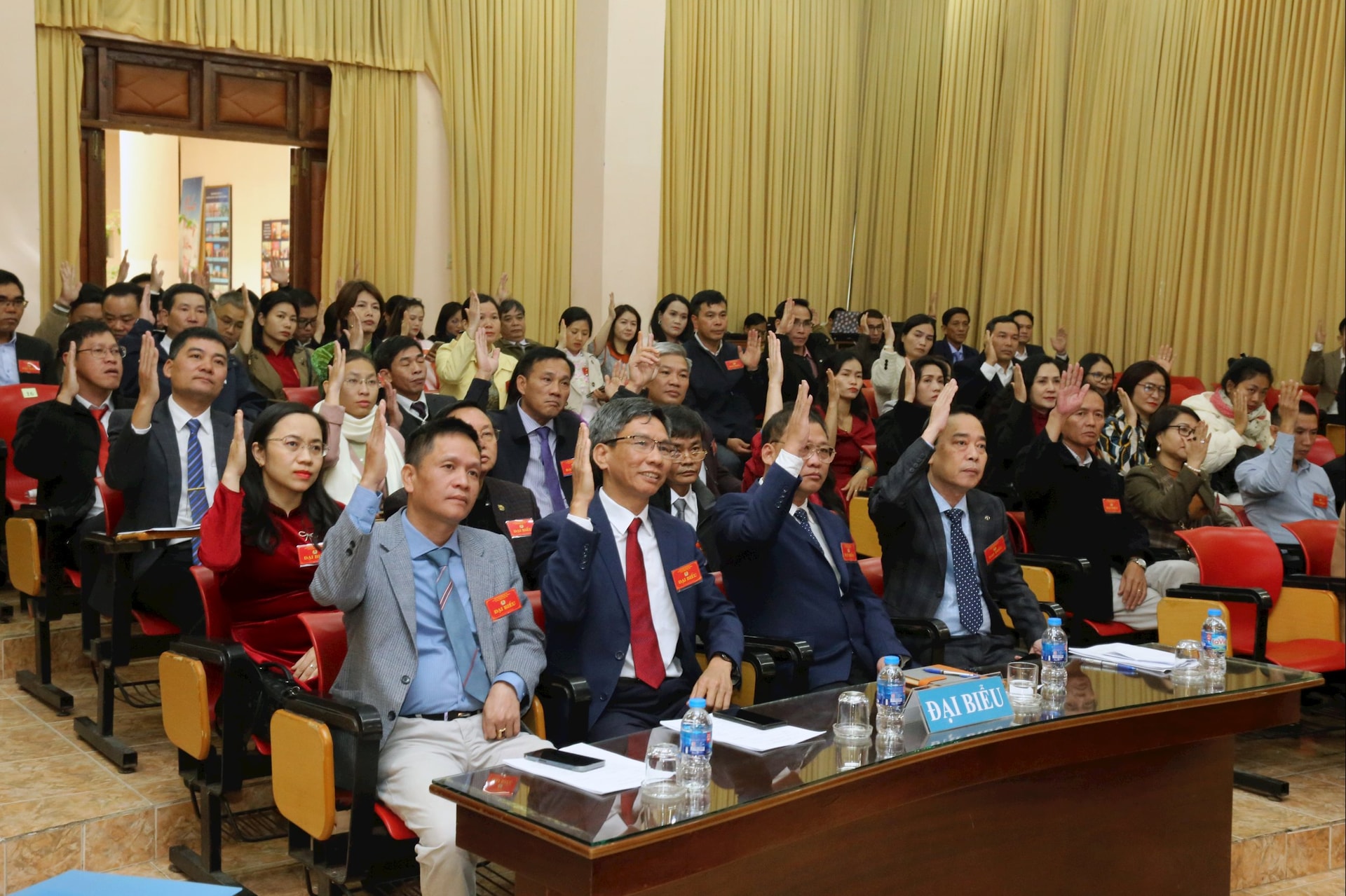 הנציגים שהשתתפו בקונגרס הצביעו בעד אישור מסמכי הקונגרס.