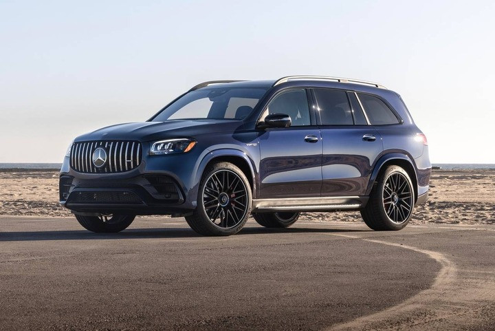 Mercedes-Benz GLS và biến thể chạy điện EQS thuộc phân khúc SUV 7 chỗ cỡ lớn.