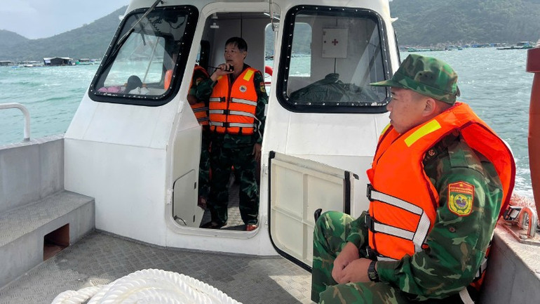 Đồn Biên phòng Hòa Hiệp Nam tuyên truyền ngư dân chủ động phòng chống bão số 15. img-0440-8463.jpg