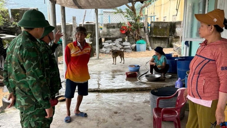 Cán bộ, chiến sĩ Đồn Biên phòng Cửa khẩu cảng Vũng Rô trực tiếp vận động bà con những nơi nguy hiểm di dời đến nơi trú tránh an toàn. img-0441-110.jpg