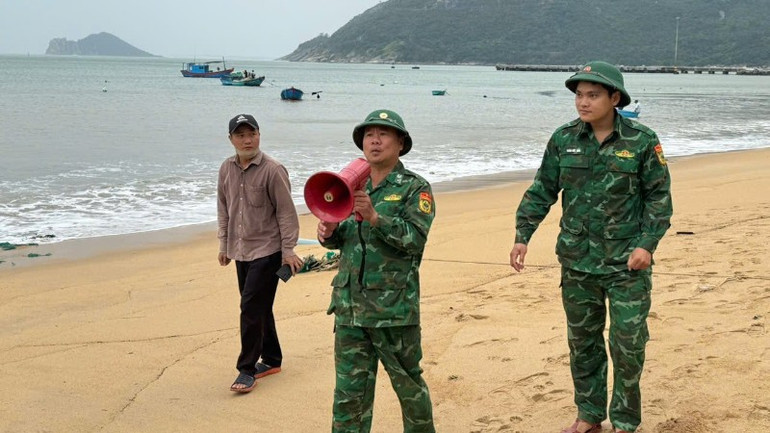 Đồn Biên phòng Hòa Hiệp Nam tuyên truyền ngư dân chủ động phòng chống bão số 15. img-0442-1451.jpg