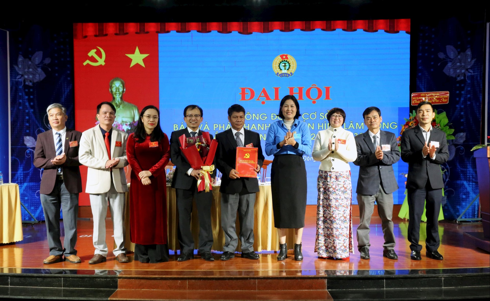 החבר דין טי...... הציג את ההחלטה והפרחים לברך את הוועד הפועל של איגוד העובדים של העיתונים, הרדיו והטלוויזיה לאם דונג.