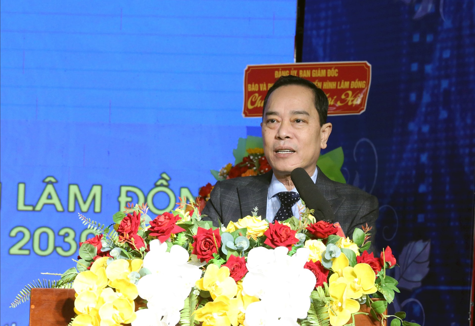 החבר לה הוי טואן, חבר בוועדת המפלגה המחוזית, מנהל עיתון, רדיו וטלוויזיה לאם דונג, נשא נאום בקונגרס.