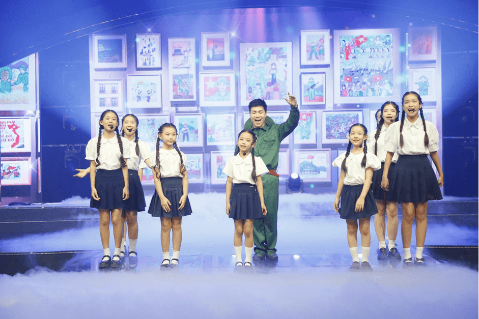Rapper Phong Windy biểu diễn cùng nhóm thiếu nhi STARLAB.