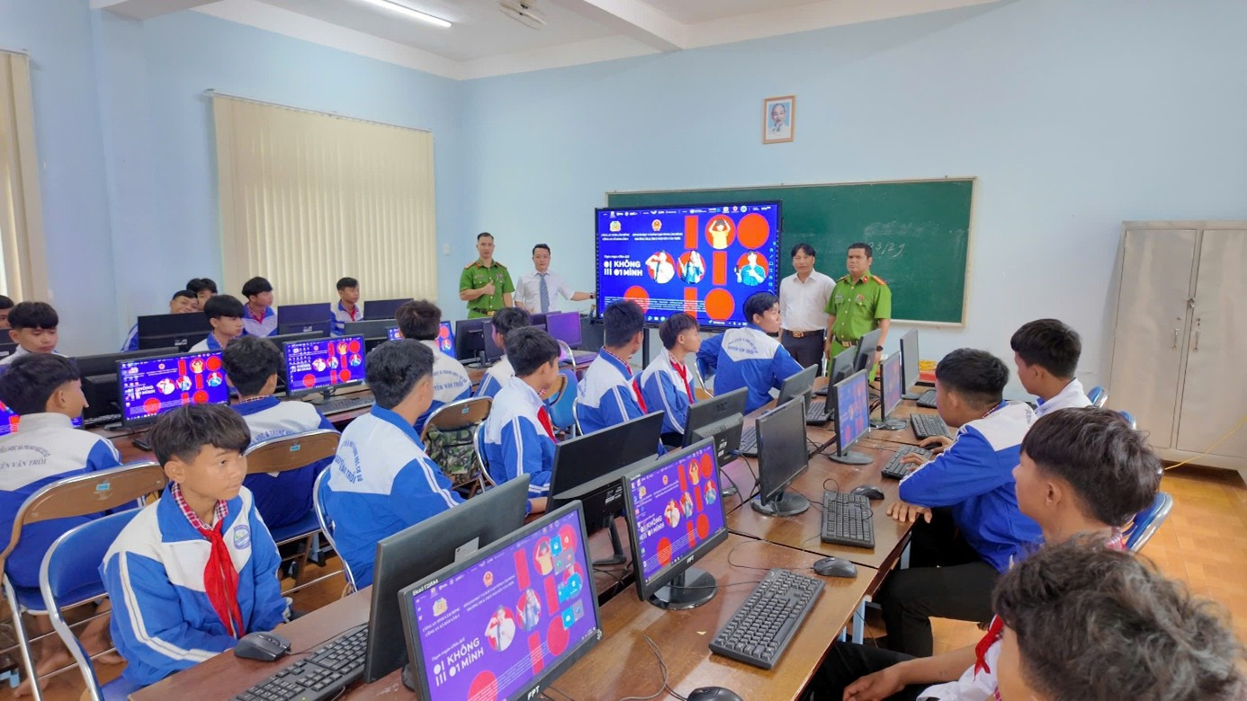 Học sinh hưởng ứng hoạt động thay ảnh nền máy tính 