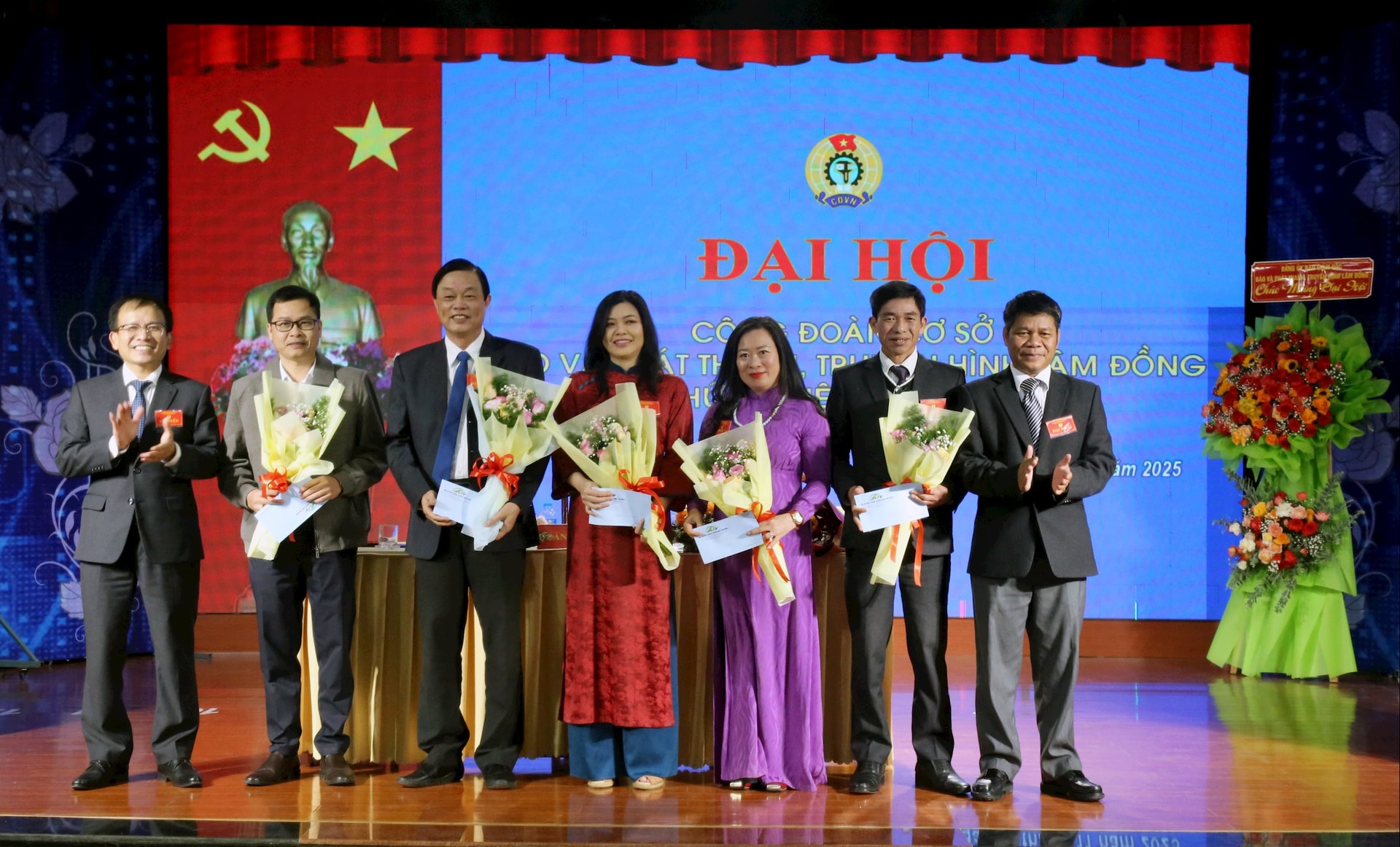 הענקת פרחים לפרידה מחברים שהפסיקו להשתתף בוועד הפועל של האיגוד