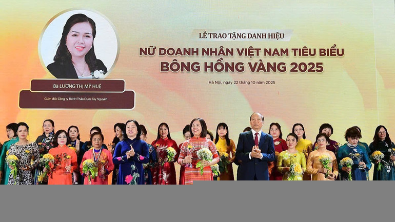 Lương Thị Mỹ Huệ (áo dài thổ cẩm) nhận Bông hồng vàng 2025. (Ảnh: HNV) ndo_br_hue1.jpg