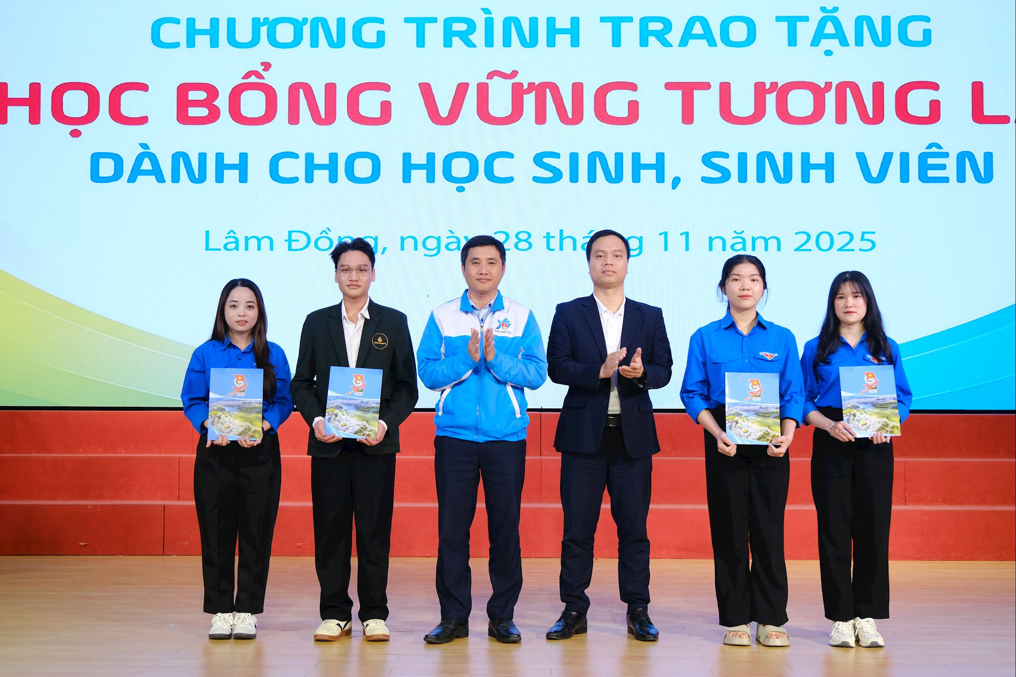 Trao học bổng cho các em học sinh