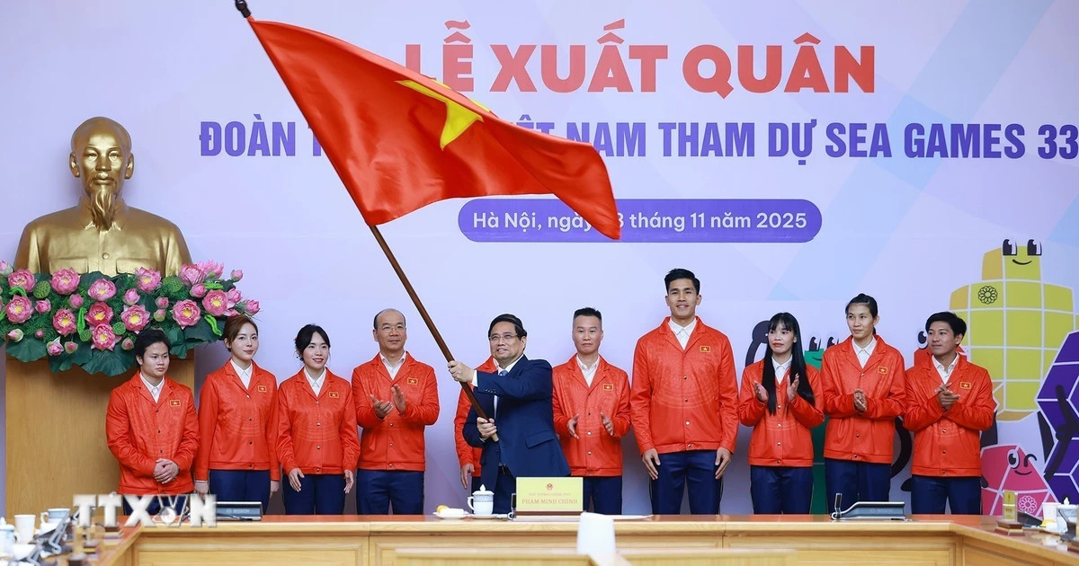 Thủ tướng Phạm Minh Chính trao cờ cho Đoàn thể thao Việt Nam tham dự SEA Games 33. (Ảnh: Dương Giang/TTXVN)