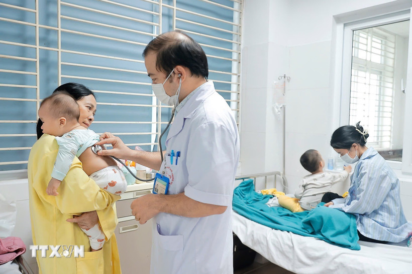 Bệnh nhân mắc cúm A điều trị tại Khoa Nhi - Bệnh viện Bệnh nhiệt đới Trung ương. (Ảnh: Minh Quyết/TTXVN) 