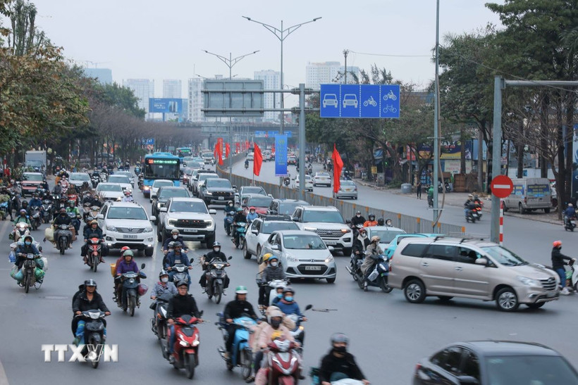 Các phương tiện tham gia giao thông tại Hà Nội. (Ảnh: Hoàng Hiếu/TTXVN)