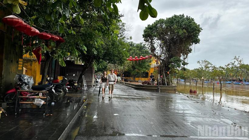 Phố cổ Hội An trong mùa mưa ngập. (Ảnh ANH ĐÀO - CƯỜNG ART)