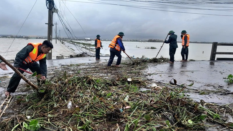 Ra quân dọn dẹp rác sau lũ ở Gia Lai. (Ảnh BÌNH-TÙNG)