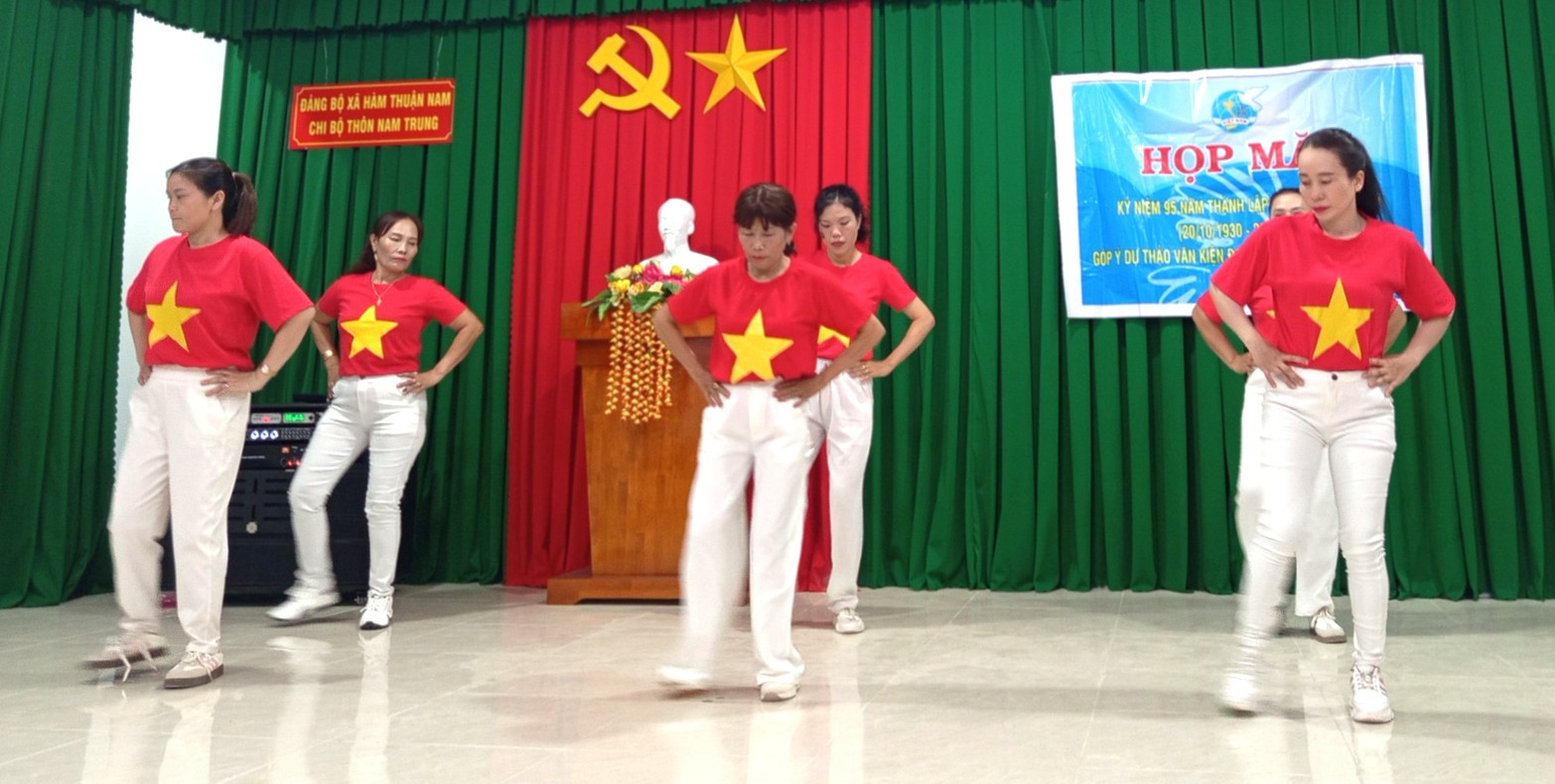 1.Phụ nữ xã Hàm Thuận Nam tự tin, hiện đại trong các tiết mục nhảy dân vũ