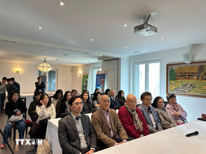 ttxvn-cong-dong-nguoi-viet-tai-thuy-si-huong-ve-mien-trung-tay-nguyen-ruot-thit-2.jpg