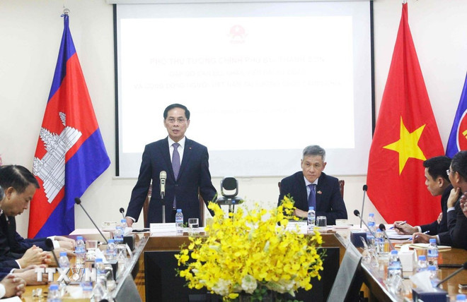 ttxvn-pho-thu-tuong-bui-thanh-son-tham-lam-viec-tai-dai-su-quan-viet-nam-tai-campuchia-3.jpg
