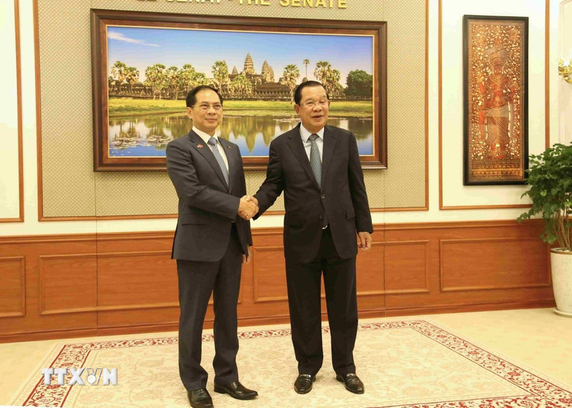 Chủ tịch Thượng viện Campuchia Samdech Techo Hun Sen (phải) đón Phó Thủ tướng Chính phủ Bùi Thanh Sơn tại trụ sở Thượng viện. (Ảnh: Huỳnh Thảo/TTXVN)