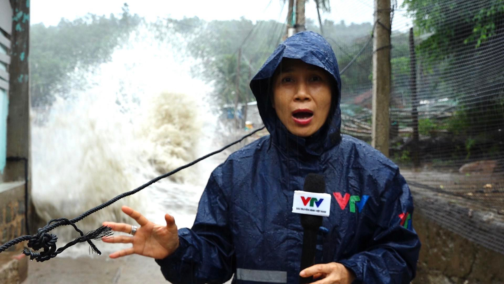 Phóng viên Nguyên Linh (Phòng Thời sự, Trung tâm THVN khu vực Miền Trung - Tây Nguyên, Đài THVN).