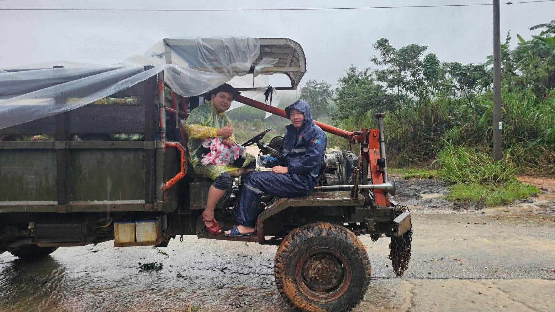 Các phóng viên, quay phim của Phòng Thời sự, Trung tâm THVN khu vực Miền Trung - Tây Nguyên tác nghiệp tại vùng lũ