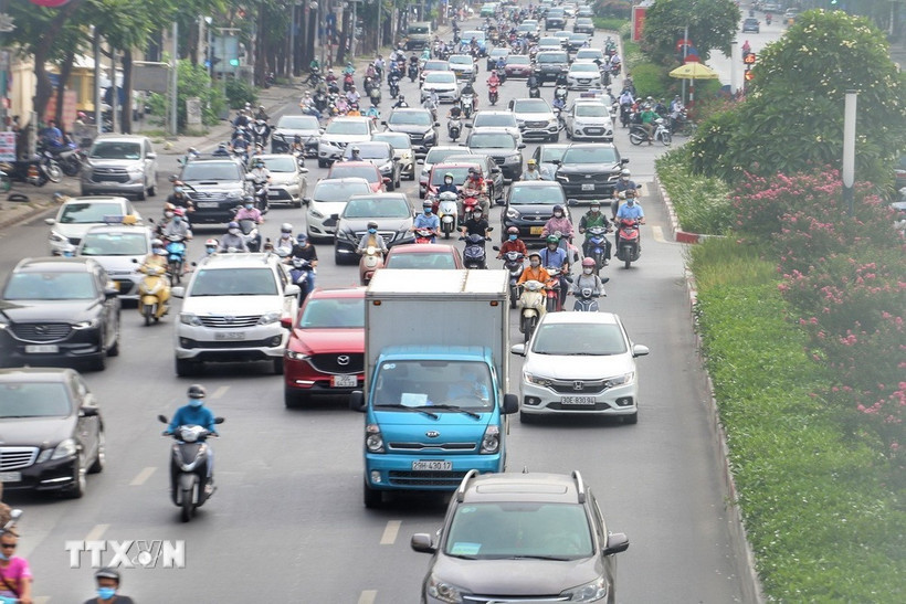 Mật độ giao thông tăng cao tại phố Nguyễn Chí Thanh. (Ảnh: Tuấn Đức/TTXVN)