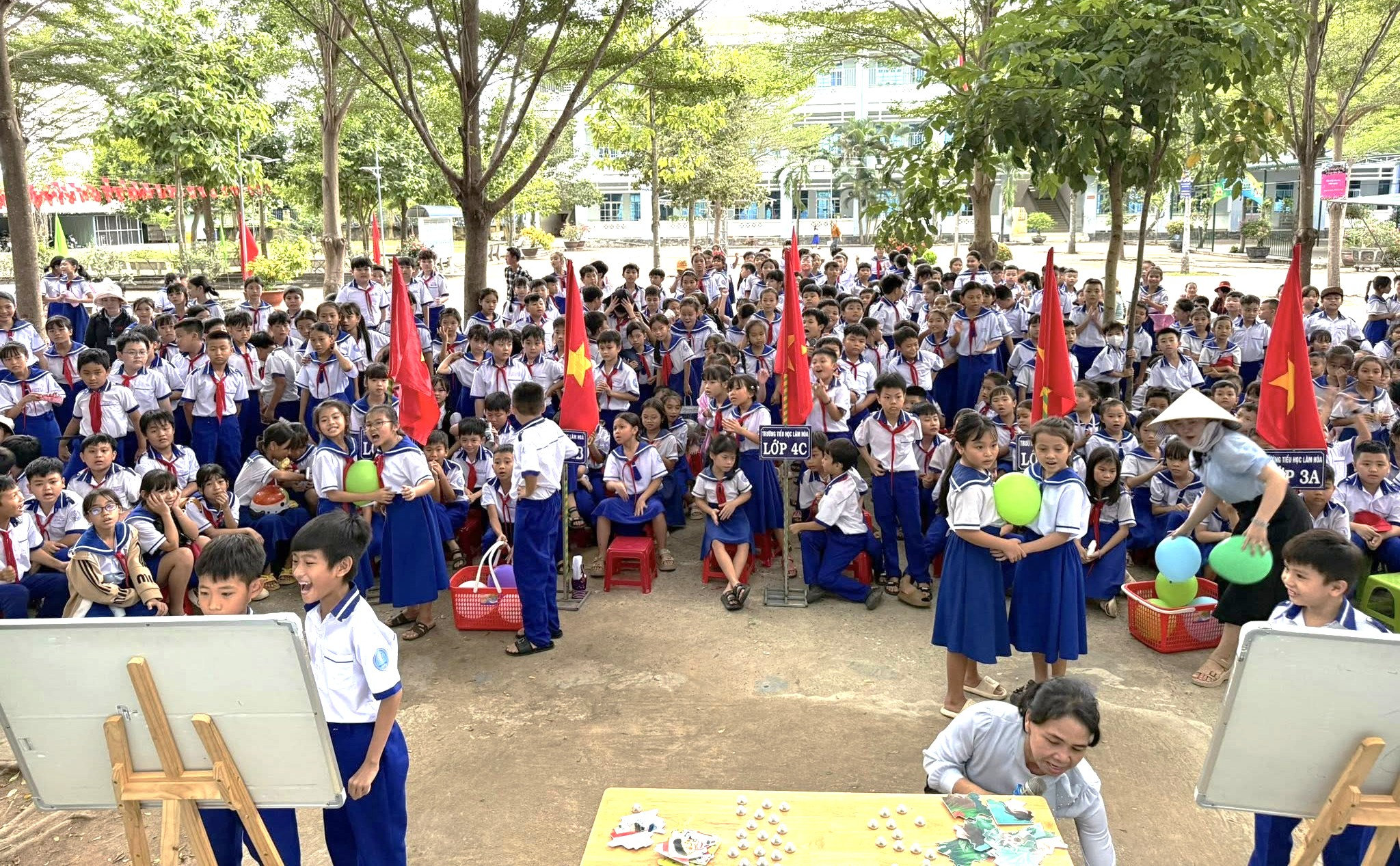 Học sinh Trường tiểu học Lâm Hòa tham gia các hoạt động của xe 