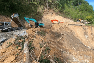 Tình trạng sạt lở nghiêm trọng do bão số 13 gây ra trên Quốc lộ 20, đi qua tỉnh Lâm Đồng.
