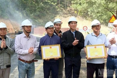 Chủ tịch Ủy ban nhân dân tỉnh Lâm Đồng Hồ Văn Mười (thứ ba, bên phải) trao bằng khen tặng các đơn vị có thành tích xuất sắc trong khắc phục sự cố sạt lở đèo Mimosa.