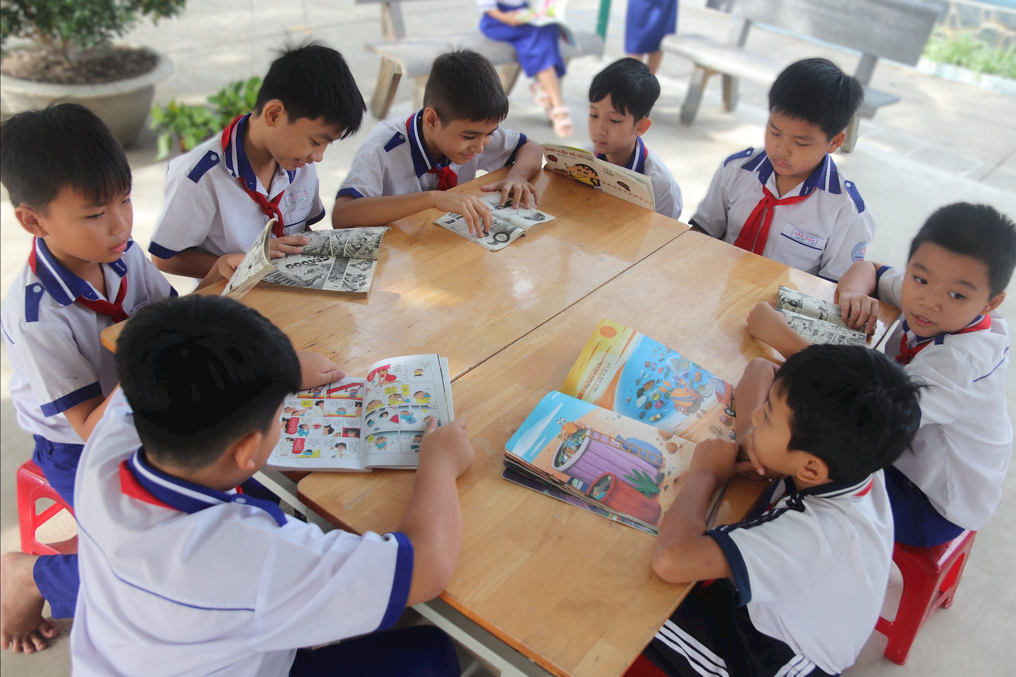 Học sinh Trường tiểu học Lâm Hòa đọc sách tại sân trường sau mỗi giờ ra chơi