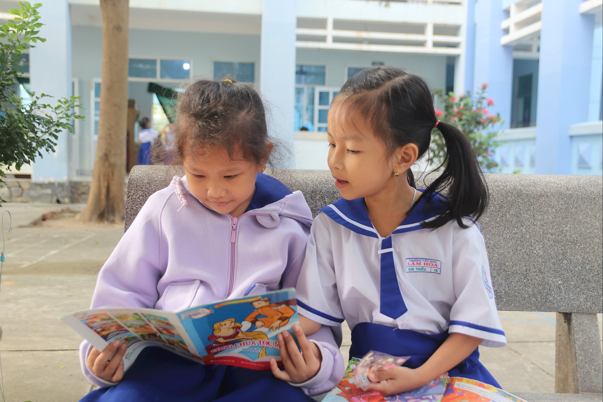 Học sinh Trường tiểu học Lâm Hòa đọc sách tại sân trường