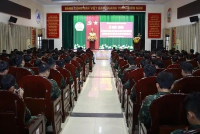 Bộ chỉ huy quân sự thành phố Đà Nẵng xuất quân hỗ trợ nhân dân tỉnh Đắk Lắk khắc phục hậu quả mưa lũ, xây dựng lại nhà cửa. 