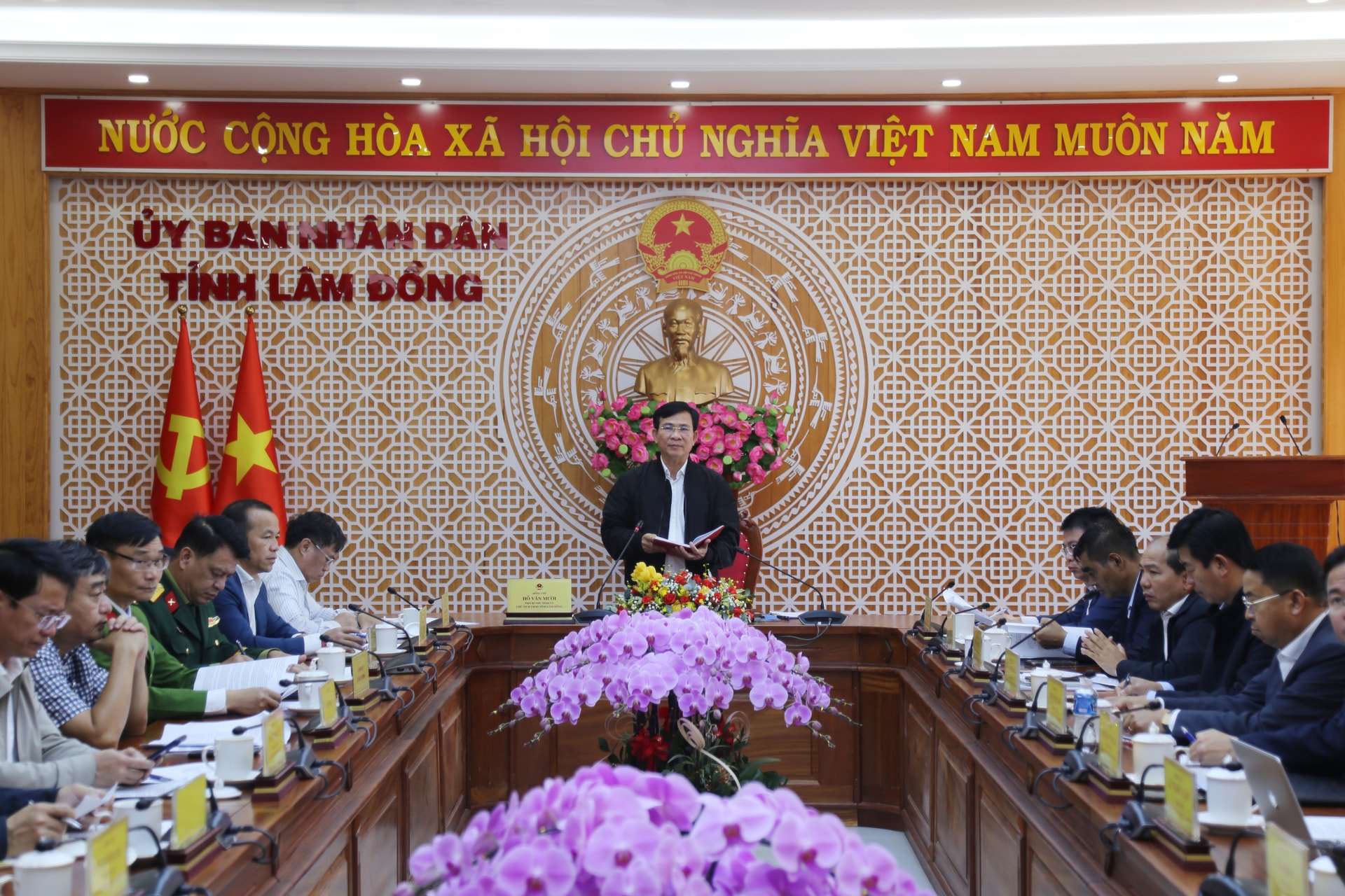 省党委員会副書記、省人民委員会委員長のホー・ヴァン・ムオイ氏が会議を主宰し、自然災害の被災者に対する住宅の建設と修復の必要性を報告し、計画を提案した。