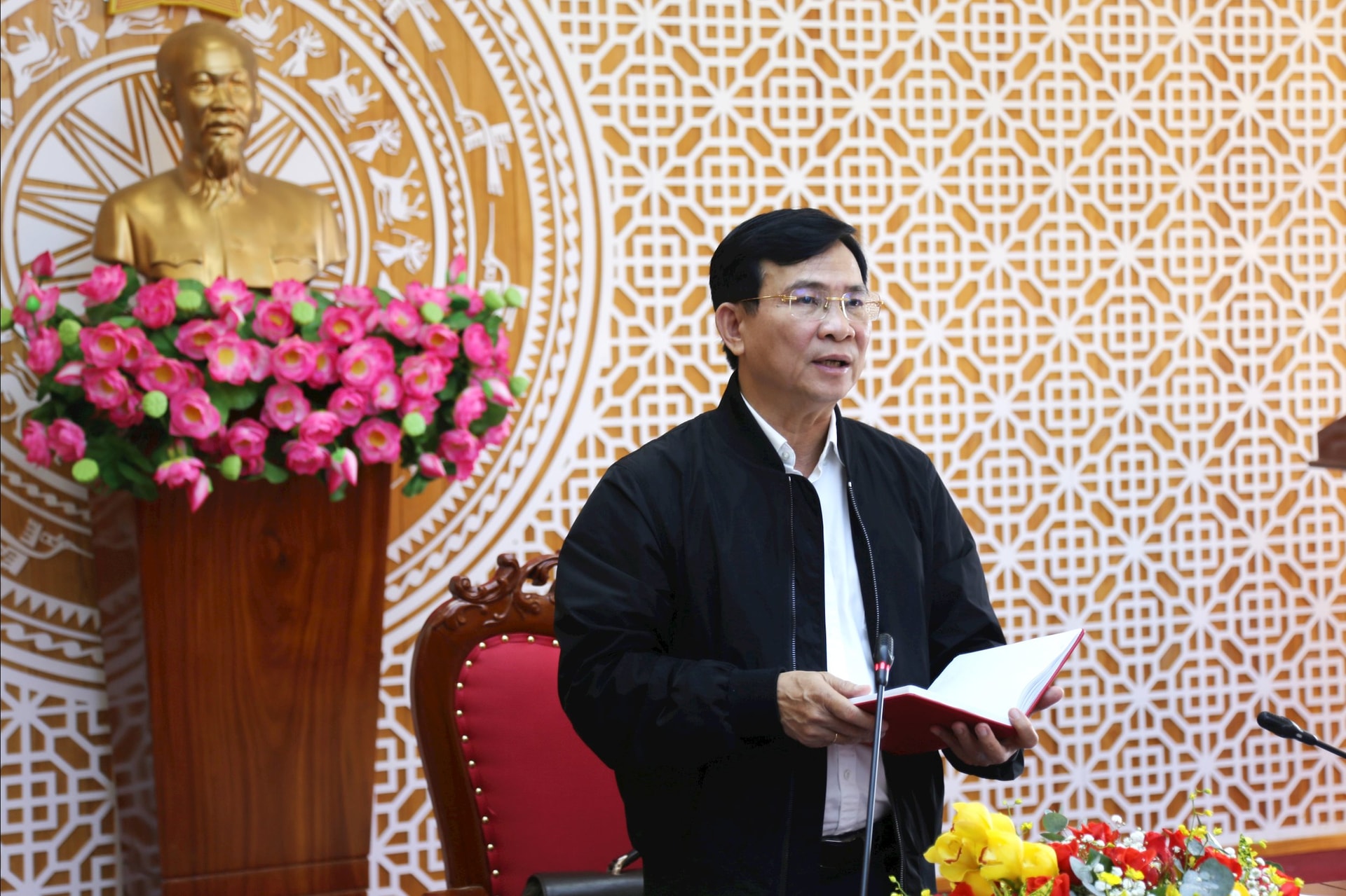 省党委員会副書記、省人民委員会委員長のホー・ヴァン・ムオイ同志は、各部署、支部、地方に対し、人々のために早急に住宅を建設、修理するよう要請した。