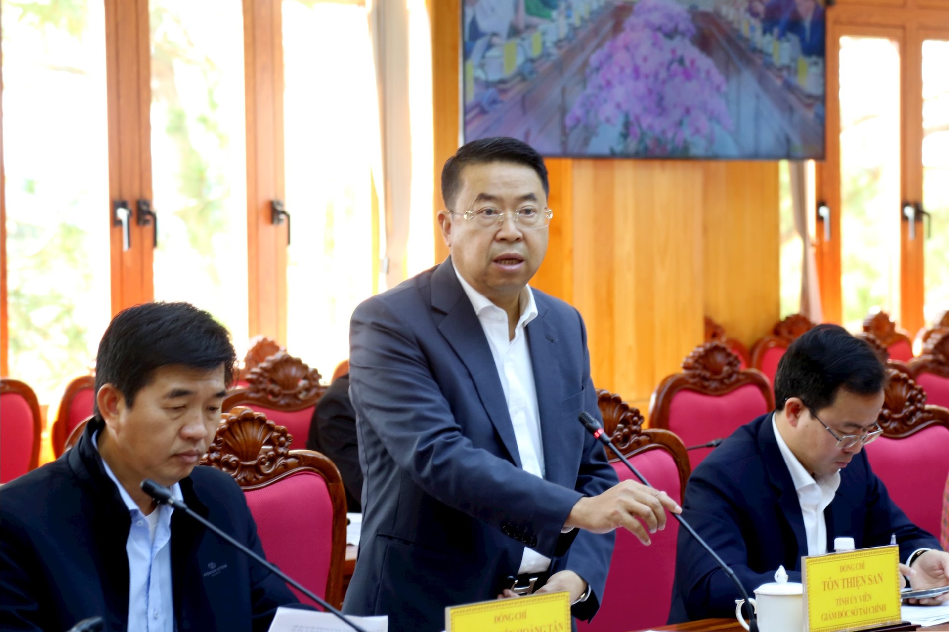 Ton Thien San, a Pénzügyi Minisztérium igazgatója beszámol a házépítésre és -javításra szánt források elosztásáról.