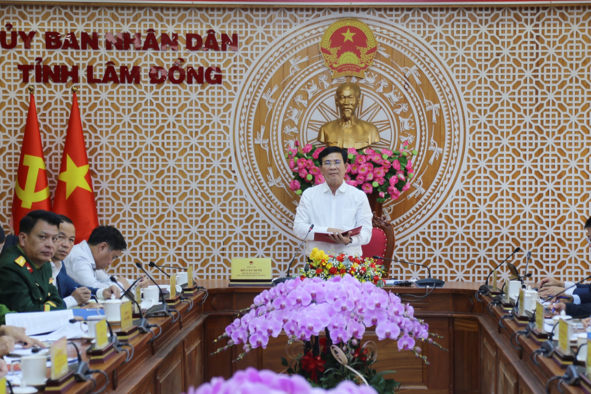 Ho Van Muoi elvtárs azt javasolta, hogy a házak építésének megkezdése előtt fejezzék be a jogi eljárásokat.
