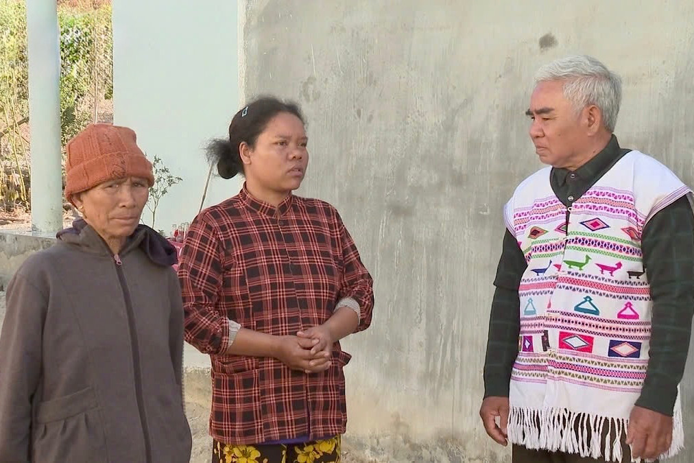 ong-k-be-tuyen-truyen-den-nguoi-dan-trong-xa-phan-son-chinh-sach-cua-dang-ve-dan-toc.jpg