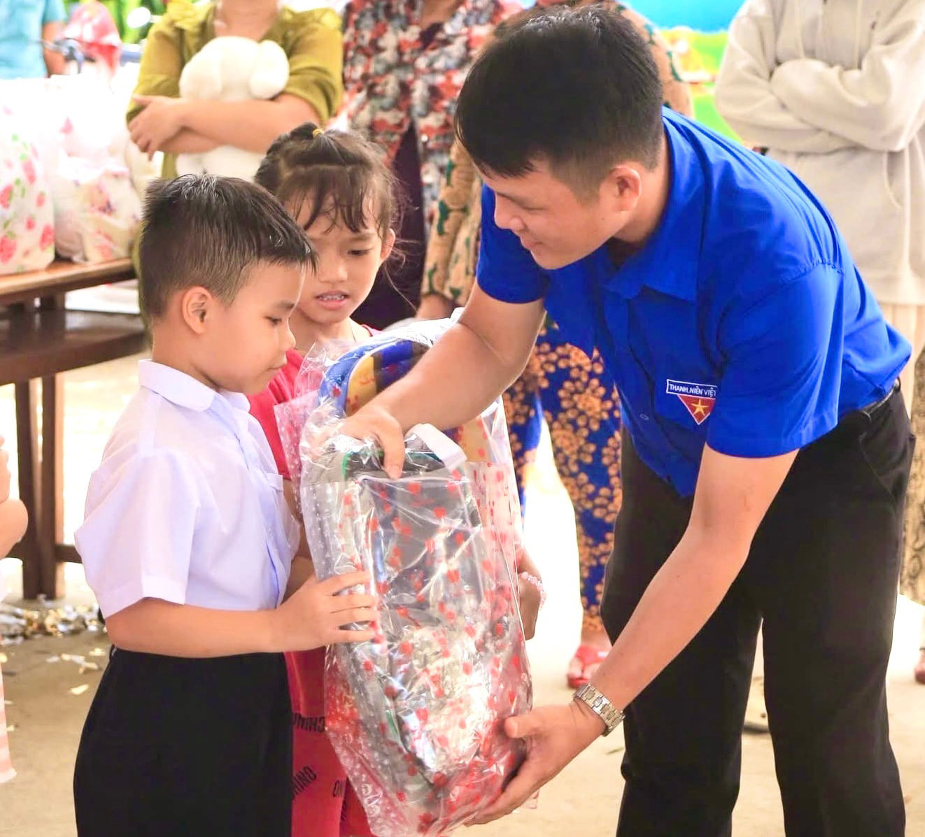 tuoi-tre-phan-thiet-tang-qua-cho-thieu-nhi.jpg