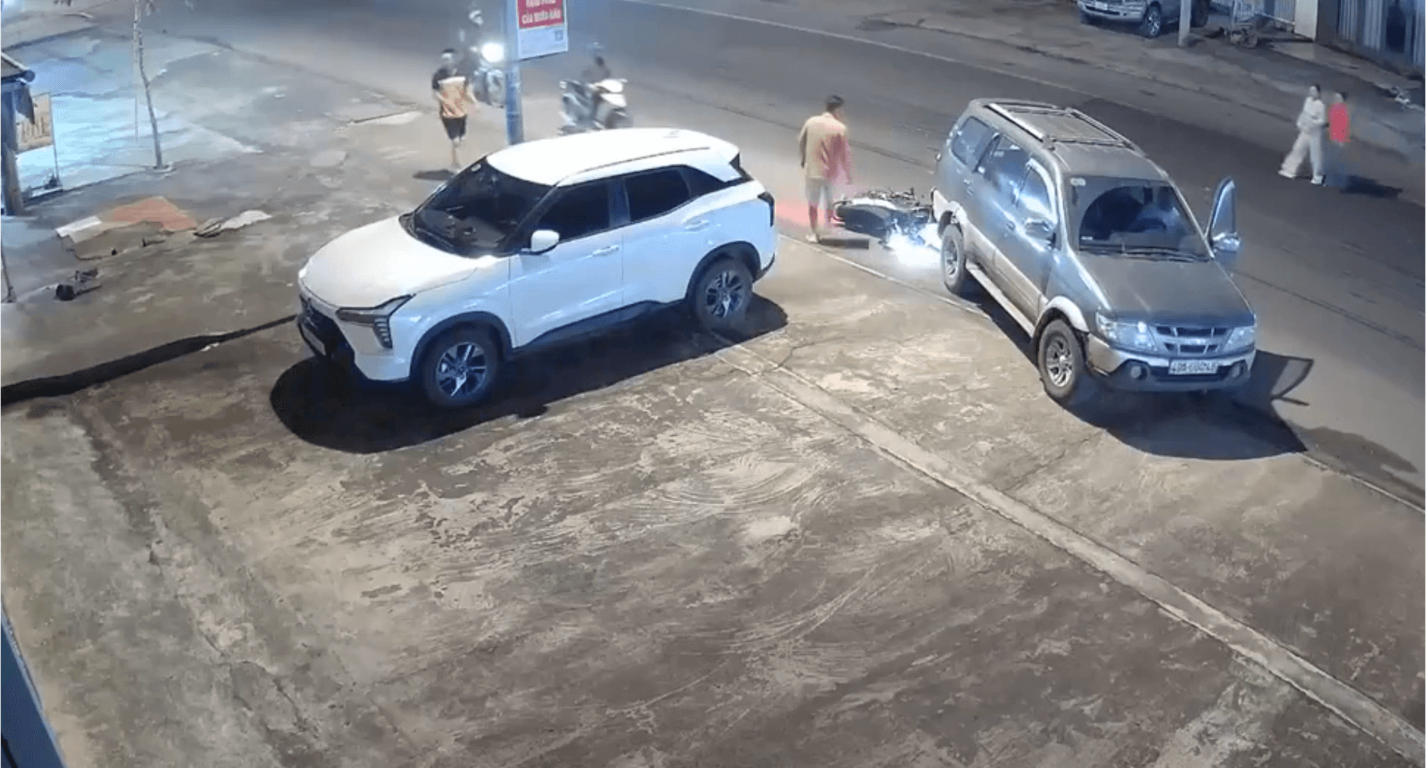 Hiện trường xe máy tông mạnh vào xe ô tô lùi từ vỉa hè xuống lòng đường làm một người thương nặng