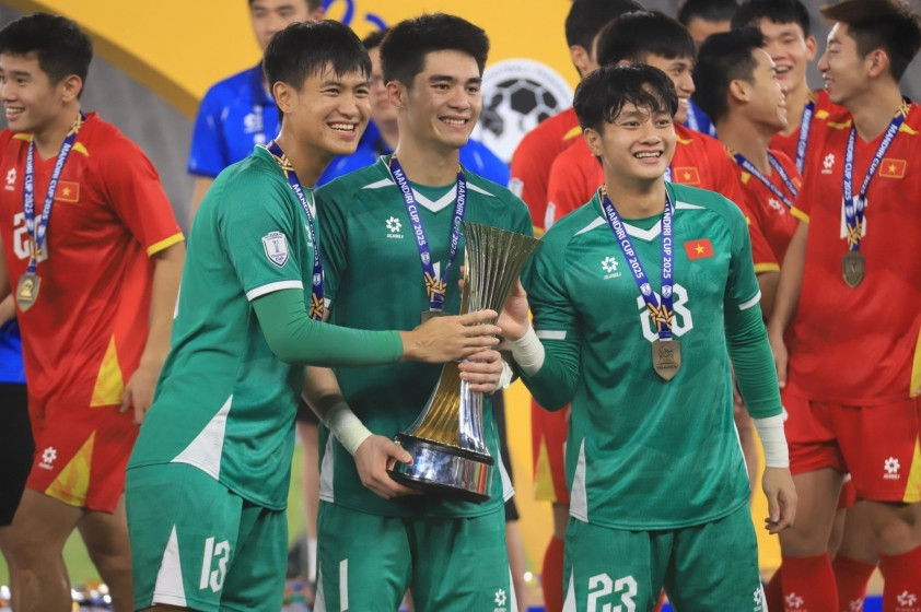 Thủ môn Trung Kiên (giữa) cạnh tranh với Văn Bình (phải) ở vị trí trong khung gỗ U22 Việt Nam.