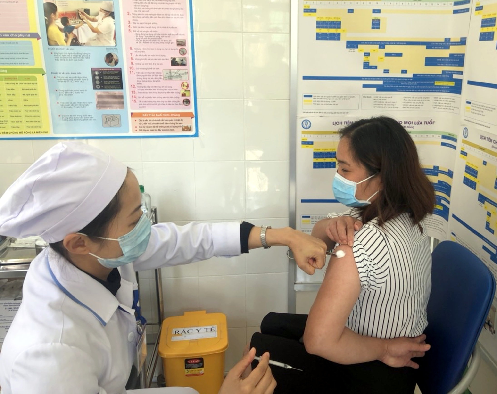 Ảnh 4- Tiêm vắc xin phòng Covid-19 tại Trung tâm Kiểm soát bệnh tật Lâm Đồng