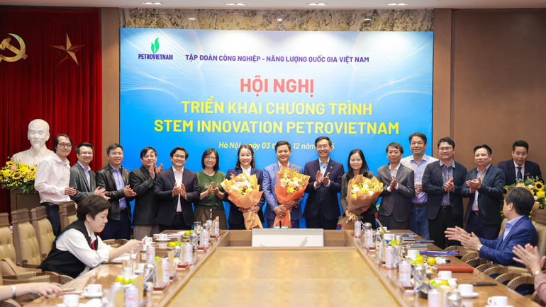 Các đại biểu chụp ảnh lưu niệm.