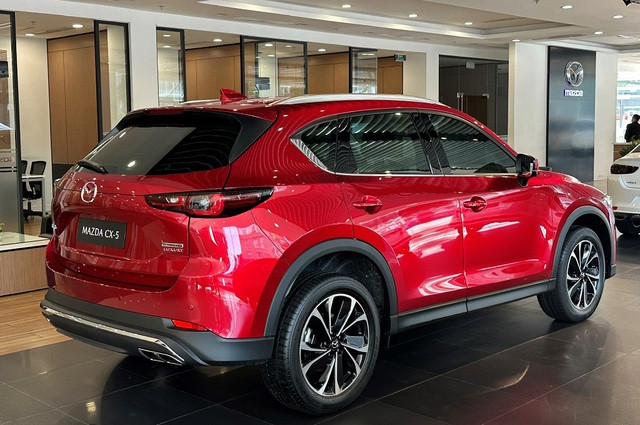 Mazda CX-5 ghi điểm với động cơ 2.0 lít, trang bị thực dụng, nội thất đầy đủ tính năng, phù hợp nhu cầu đi lại gia đình trong đô thị