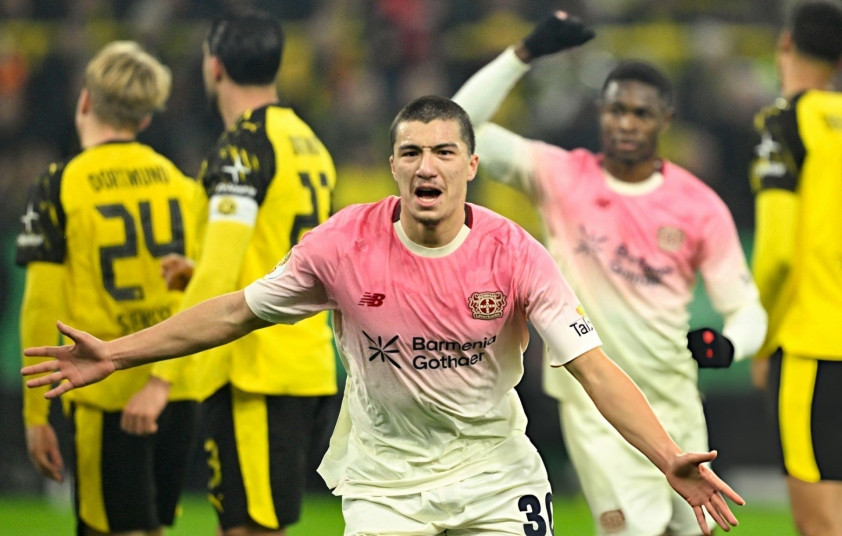Ibrahim Maza trong màu áo Bayer Leverkusen đối đầu Dortmund.