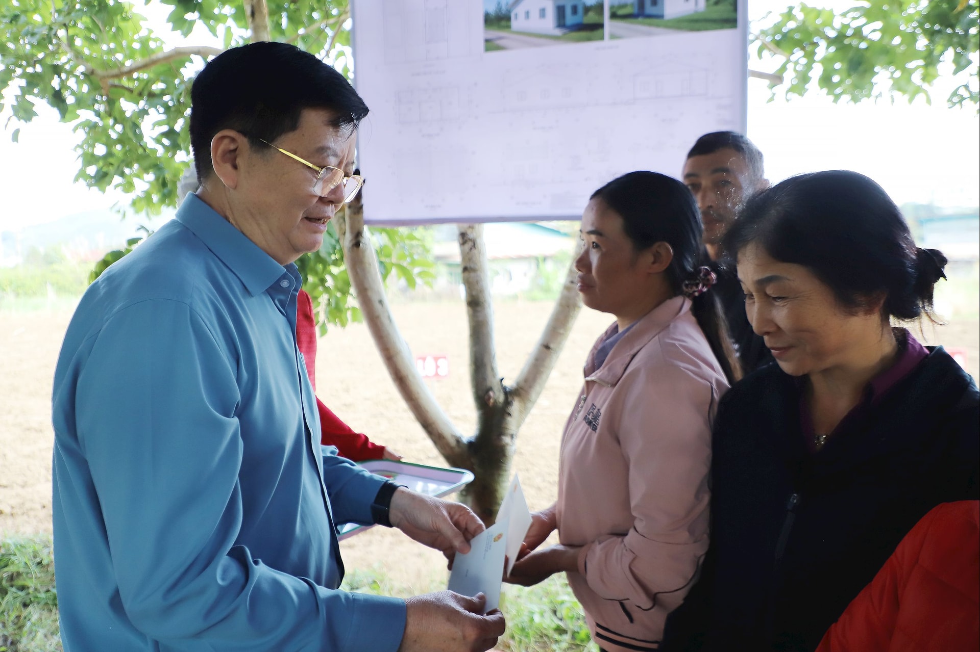 Místopředsedkyně vlády Mai Van Chinh předává dary domácnostem postiženým přírodními katastrofami.