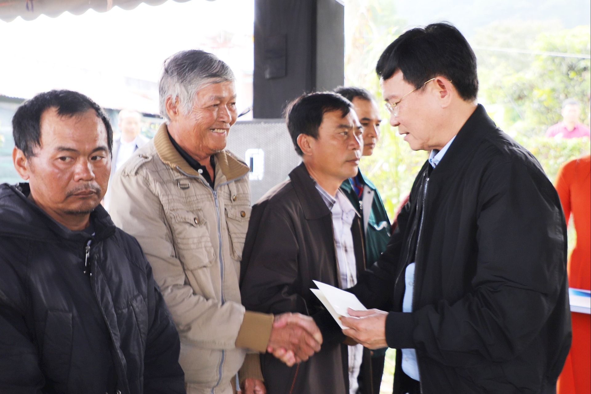 Soudruh Ho Van Muoi, zástupce tajemníka provinčního výboru strany a předseda provinčního lidového výboru, předal dary domácnostem v obci D.