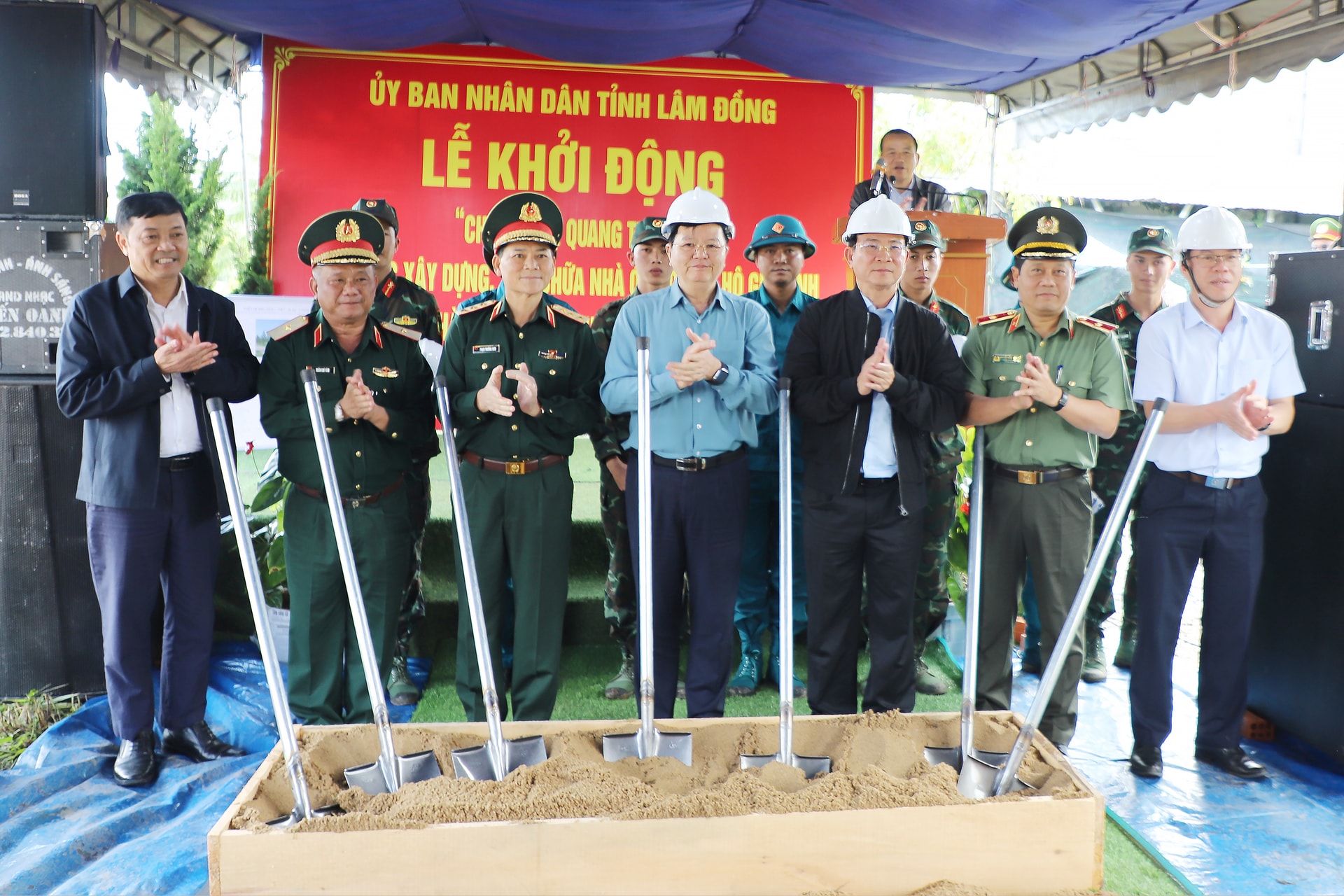 Místopředsedkyně vlády Mai Van Chinh a delegáti provedli slavnostní položení základního kamene pro výstavbu domů pro domácnosti postižené přírodními katastrofami.