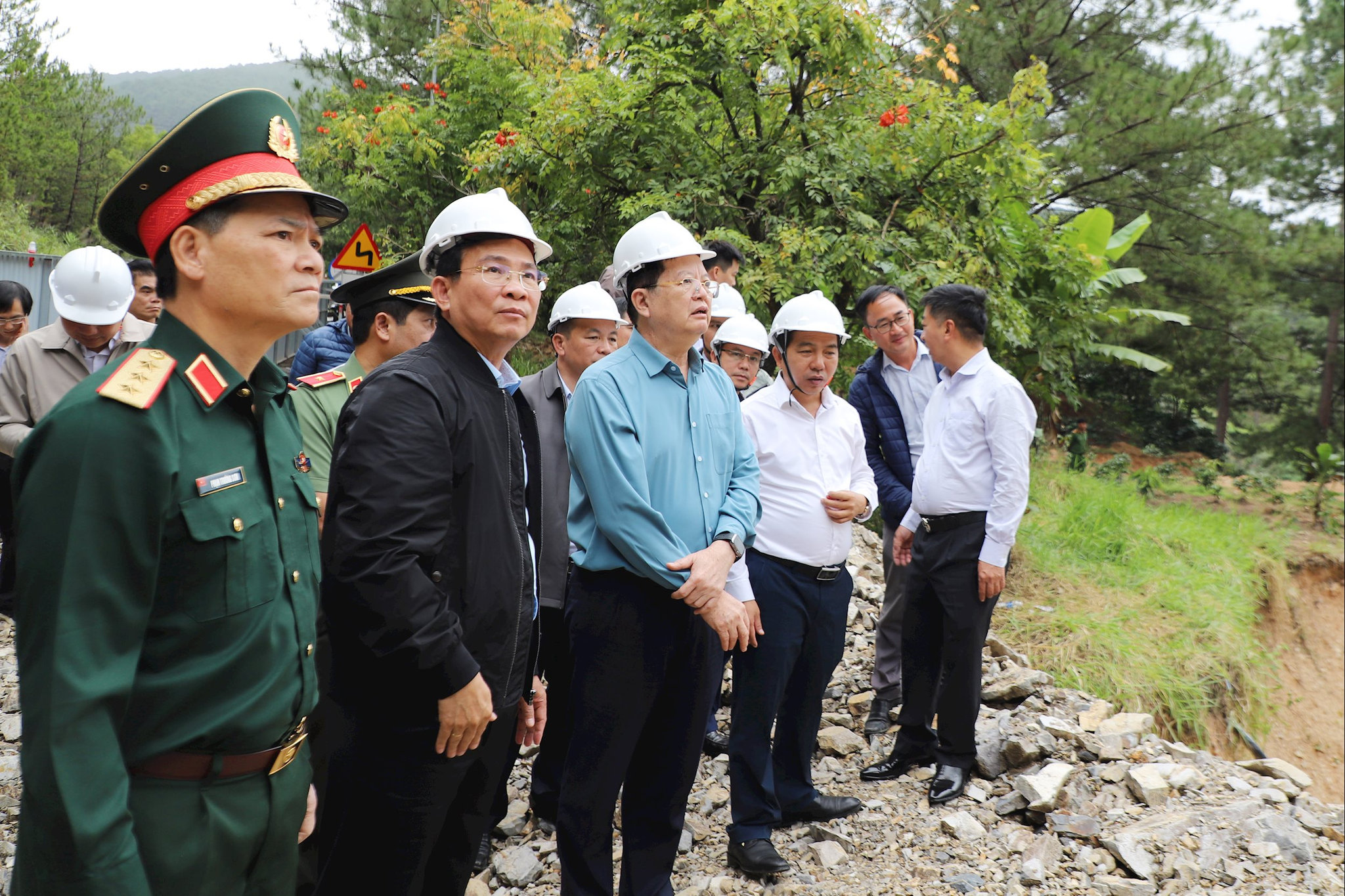 Trước đó, Đoàn Công tác của Phó Thủ tướng Mai Văn Chính đã tới kiểm tra việc khắc phục hậu quả sạt lở tại đèo Mimosa