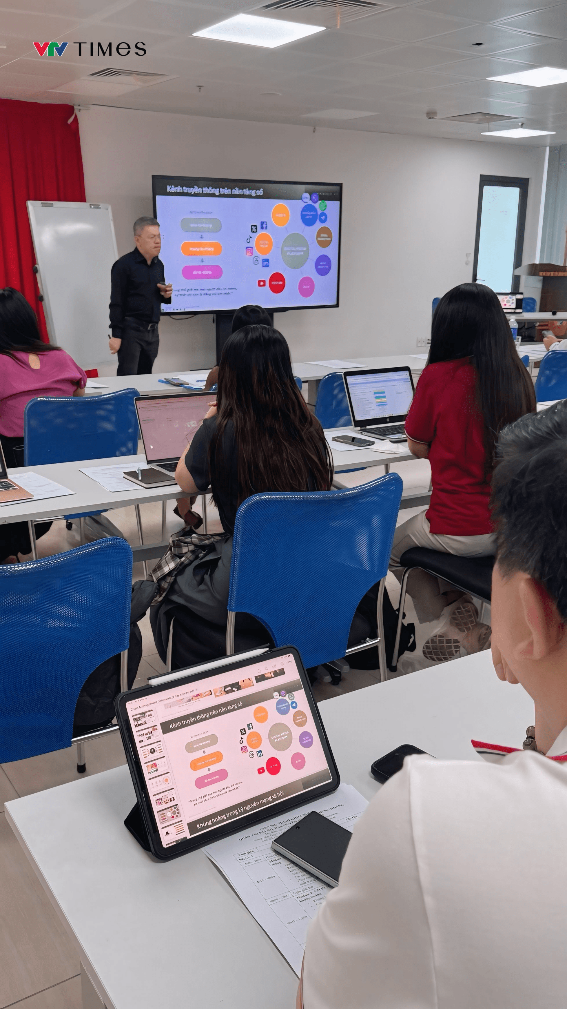 Nội dung được trình bày rõ ràng, kèm theo nhiều số liệu, hình ảnh, biểu đồ và các minh họa sinh động.