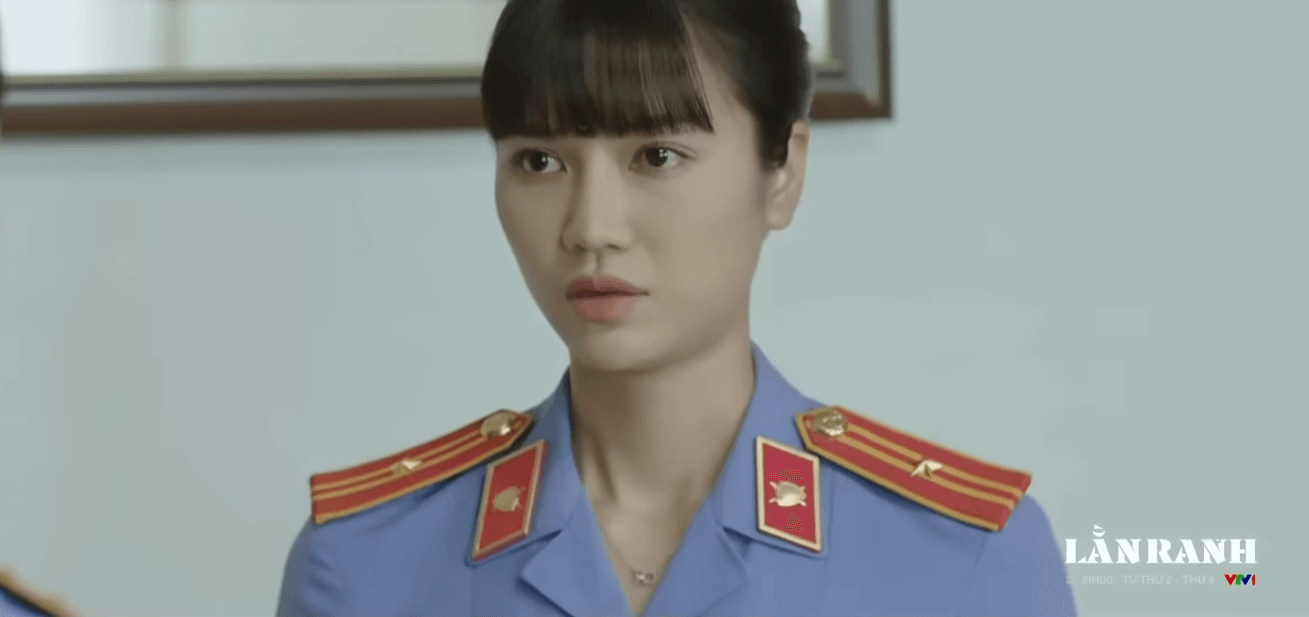 Khắc bị cơ quan điều tra thẩm vấn về mối quan hệ với Vinh.